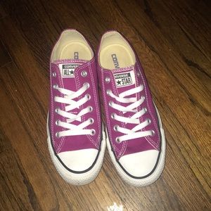 Women’s Converse Low Top Shoes Size 7